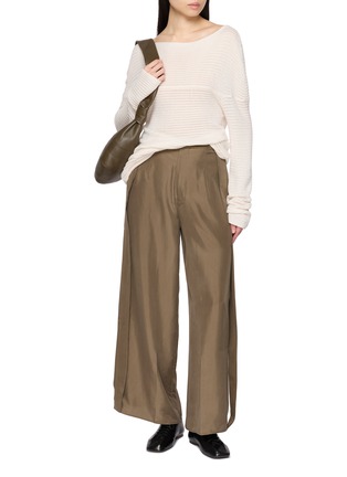 模特儿示范图 - 点击放大 - RUOHAN - 一字领坑条针织上衣