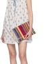 模特儿示范图 - 点击放大 - BAGATELLE - Pochette Soa Clutch Bag