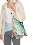 模特儿示范图 - 点击放大 - MANIPURI - Large Reversible Print Tote Bag