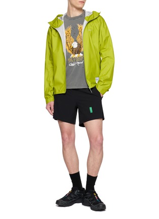 模特儿示范图 - 点击放大 - SATISFY - Pertex 3L Fly Rain Jacket