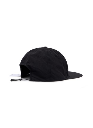 模特儿示范图 - 点击放大 - SATISFY - FliteSilk 5 Panel Pinch Cap
