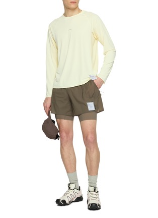 模特儿示范图 - 点击放大 - SATISFY - AuraLite UV Long Sleeve Tee
