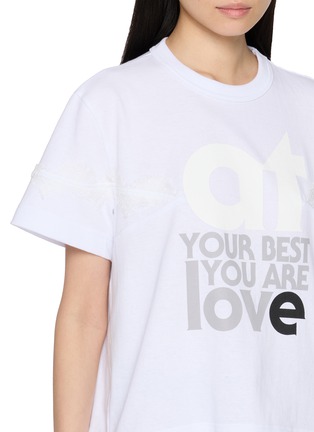  - SACAI - 印花饰蕾丝拼接 T 恤