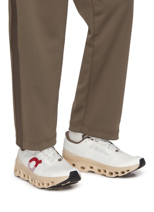 模特儿示范图 - 点击放大 - ON - Cloudmonster Void Low Top Men's Sneakers