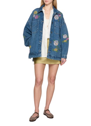 模特儿示范图 - 点击放大 - FREE PEOPLE - Madison City Embroidered Floral Denim Jacket