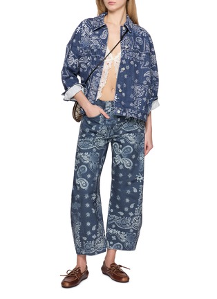 模特儿示范图 - 点击放大 - FREE PEOPLE - Good Luck Printed Denim Barrel Pants
