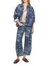 模特儿示范图 - 点击放大 - FREE PEOPLE - Good Luck Printed Denim Barrel Pants