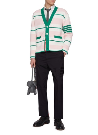 模特儿示范图 - 点击放大 - THOM BROWNE - Horizontal Thick Stripe 4 Bar Cotton Cardigan