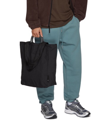 模特儿示范图 - 点击放大 - ON - Tote Pack 25L