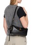 模特儿示范图 - 点击放大 - BALENCIAGA - PARIS VII HOBO 皮革单肩包