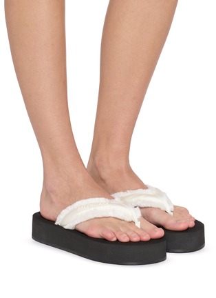 模特儿示范图 - 点击放大 - BALENCIAGA - Flat Jet Lag Frayed Strap Satin Thongs