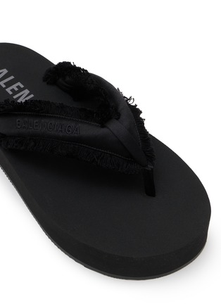 细节 - 点击放大 - BALENCIAGA - Flat Jet Lag Frayed Strap Satin Thongs