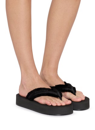 模特儿示范图 - 点击放大 - BALENCIAGA - Flat Jet Lag Frayed Strap Satin Thongs