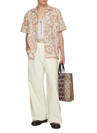 模特儿示范图 - 点击放大 - TOGA VIRILIS - Short Sleeve Embroidered Floral Outline Cotton Linen Blend Shirt