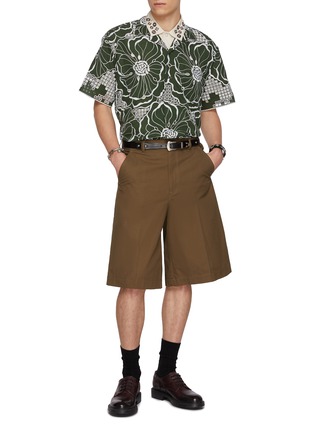模特儿示范图 - 点击放大 - TOGA VIRILIS - Short Sleeve Embroidered Floral Outline Cotton Shirt
