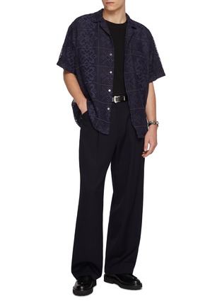 模特儿示范图 - 点击放大 - TOGA VIRILIS - Short Sleeve Embroidered Floral Outline Shirt