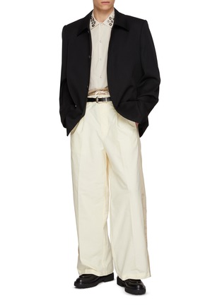 模特儿示范图 - 点击放大 - TOGA VIRILIS - Short Sleeve Metal Pin Cotton Linen Shirt