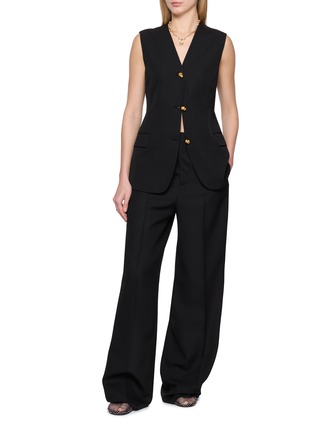 模特儿示范图 - 点击放大 - EENK - 玫瑰金扣 V 领马甲