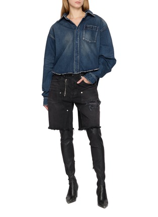 模特儿示范图 - 点击放大 - BALENCIAGA - Classic Distressed Hem Denim Shirt