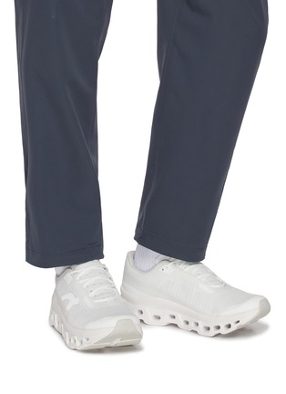 模特儿示范图 - 点击放大 - ON - Cloudmonster Void Men's Sneakers