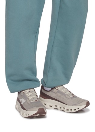 模特儿示范图 - 点击放大 - ON - Cloudmonster Void Men's Sneakers