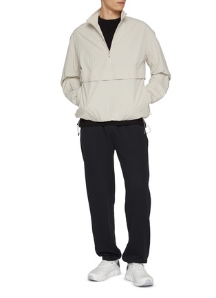 模特儿示范图 - 点击放大 - ON - Courtside 1/2 Zip Eaze Top