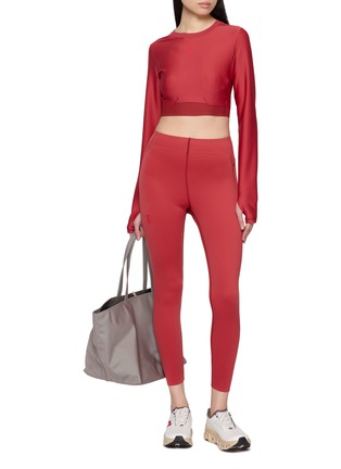 模特儿示范图 - 点击放大 - ON - CNY Limited Edition Train Long Sleeve Cropped Top