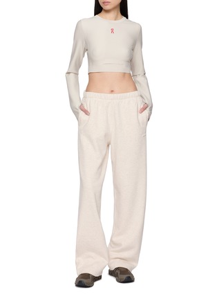 模特儿示范图 - 点击放大 - ON - CNY Limited Edition Train Long Sleeve Cropped Top