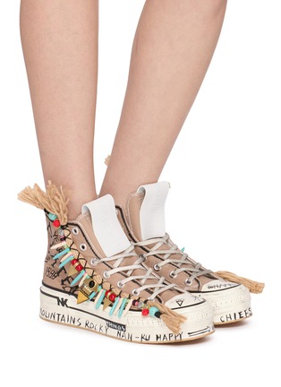模特儿示范图 - 点击放大 - NAN-KU COUTURE - Embellished High Top Women's Sneakers