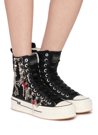 模特儿示范图 - 点击放大 - NAN-KU COUTURE - Embellished High Top Women's Sneakers