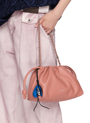 模特儿示范图 - 点击放大 - LOEWE - Shell Leather Bag Charm