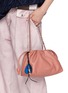 模特儿示范图 - 点击放大 - LOEWE - Shell Leather Bag Charm