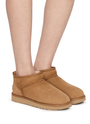 模特儿示范图 - 点击放大 - UGG - Classic Ultra Suede Mini Boots