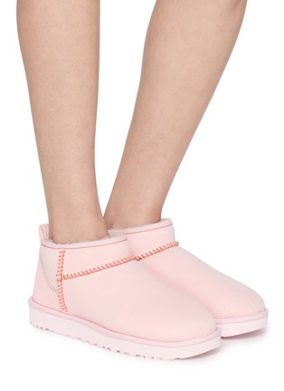 模特儿示范图 - 点击放大 - UGG - Classic Ultra Love Suede Mini Boots
