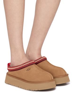 模特儿示范图 - 点击放大 - UGG - Tazz Suede Platform Mules