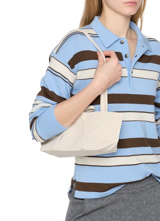 模特儿示范图 - 点击放大 - SOFTROMAINE BAGS - Origami Knit Rectangle Tote Bag