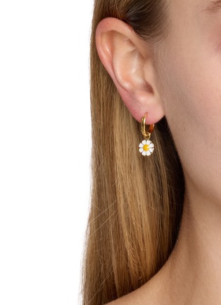 模特儿示范图 - 点击放大 - WILHELMINA GARCIA - 18K Gold Plated Daisy Hoop Earrings