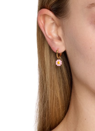 模特儿示范图 - 点击放大 - WILHELMINA GARCIA - 18K Gold Plated Daisy Hoop Earrings