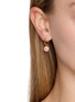 模特儿示范图 - 点击放大 - WILHELMINA GARCIA - 18K Gold Plated Daisy Hoop Earrings