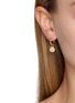 模特儿示范图 - 点击放大 - WILHELMINA GARCIA - 18K Gold Plated Shell Hoop Earrings