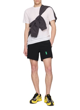 模特儿示范图 - 点击放大 - DISTRICT VISION - Payen Grid Texture Race T-Shirt