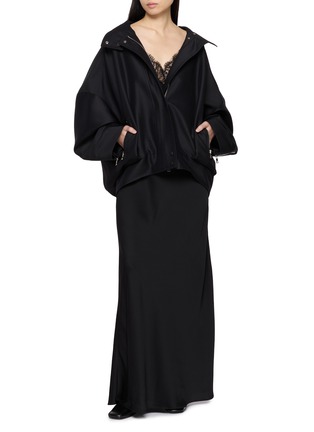 模特儿示范图 - 点击放大 - R2W - Kaela Lace Panel Silk Dress