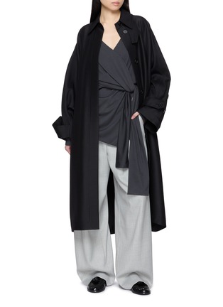 模特儿示范图 - 点击放大 - R2W - Tiea Side Tied V-Neck Top