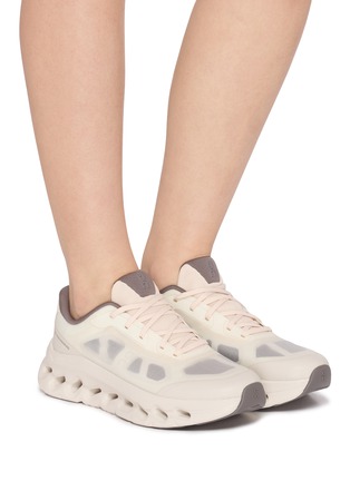 模特儿示范图 - 点击放大 - ON - Cloudtilt Remix Women's Sneakers
