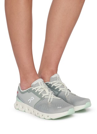 模特儿示范图 - 点击放大 - ON - Cloud X 4 Women's Sneakers