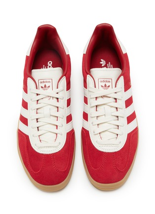 模特儿示范图 - 点击放大 - ADIDAS - 男款 GAZELLE INDOOR 绒面皮运动鞋
