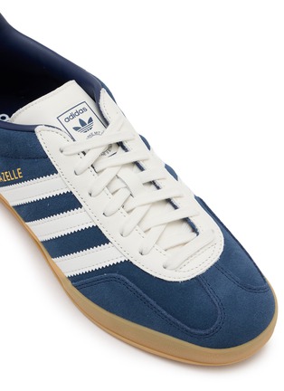 细节 - 点击放大 - ADIDAS - 男款 GAZELLE INDOOR 绒面皮运动鞋