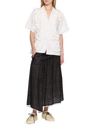 模特儿示范图 - 点击放大 - STORY MFG - Short Sleeve Hand Appliqué Shirt