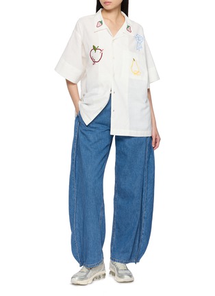 模特儿示范图 - 点击放大 - STORY MFG - Greetings Hand Embroidered Shirt