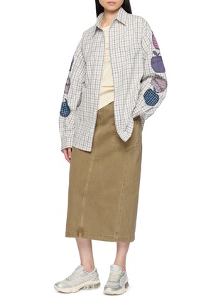 模特儿示范图 - 点击放大 - STORY MFG - Plane Hand Appliqué Shirt